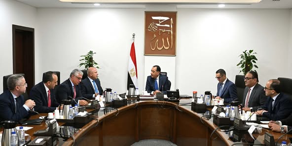 رئيس الوزراء يتابع الإجراءات التنفيذية لتوطين صناعة السيارات الكهربائية