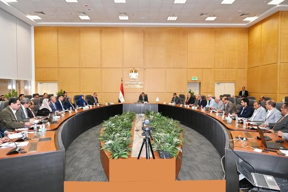 الشربيني يعقد اجتماعه الدوري لمتابعة المشروعات السكنية بعددٍ من المدن والمحافظات