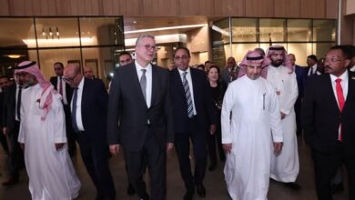 بدوي يقود جولة لكبار الضيوف في المتحف المصري الكبير