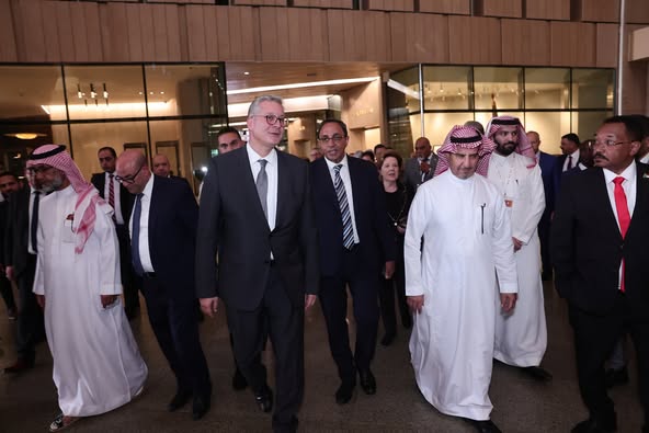 بدوي يقود جولة لكبار الضيوف في المتحف المصري الكبير