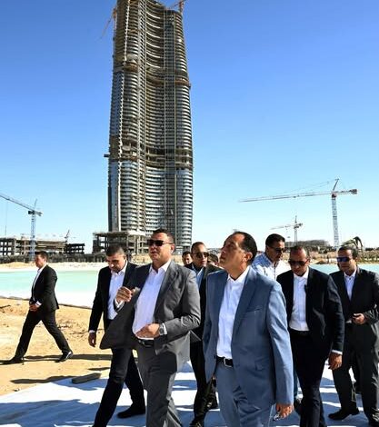 رئيس الوزراء يتفقد أعمال مشروعات "أبراج الداون تاون" و"داون تاون لاجون" بمدينة العلمين الجديدة