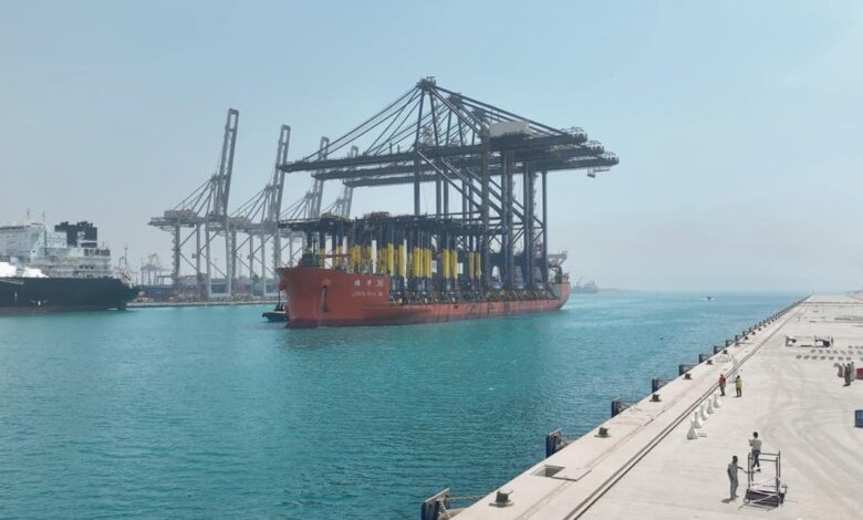 الوزير يعلن استقبال رصيف محطة هاتشيسون رقم 1 بميناء السخنة السفينة المتخصصة ZHEN HUA 36