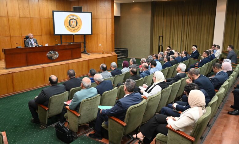 الوزير يوجه بضرورة العمل مع منتجي الأسمنت على سرعة تشغيل خطوط الإنتاج المتوقفة في خلال شهر كحد أقصى