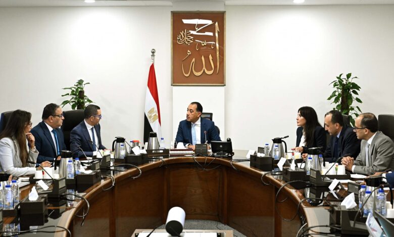 رئيس الوزراء يتابع مع وزير الاستثمار جهود تطوير منظومة الإفراج الجمركي