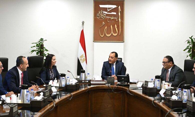 رئيس الوزراء يُتابع مع وزيرة التضامن الاجتماعي ملفات عمل الوزارة