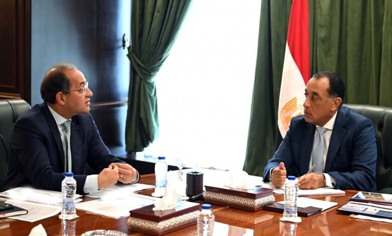 رئيس الوزراء يُتابع مع وزير المالية موقف سداد المستحقات المتأخرة للمصدرين