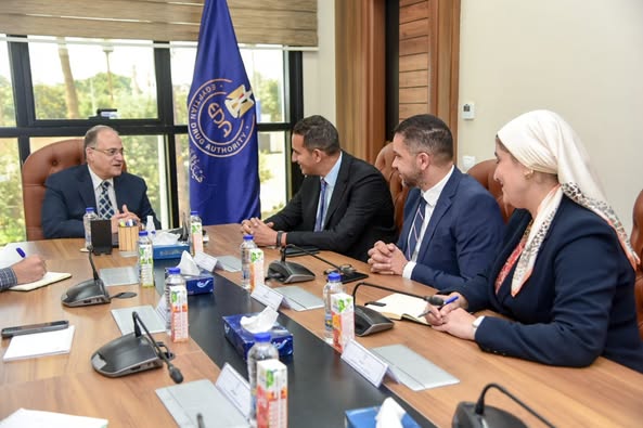 رئيس هيئة الدواء المصرية يعقد اجتماعاً مع شركة «ساندوز»