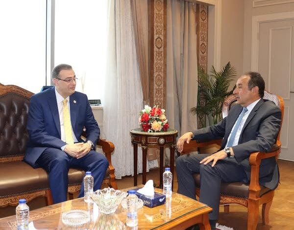 شيمي يستقبل رئيس الجهاز المركزي للتنظيم والإدارة لبحث تعزيز التعاون المشترك