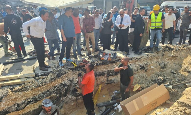 في موقع إصلاح عطل الكابل الأرضي أمام محطة مترو ساقية مكي بمحافظة الجيزة