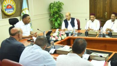 محافظ مطروح يلتقي عدد من مشايخ سيوة في إطار التواصل المستمر والاستماع لمطالب الأهالي