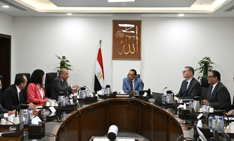 مدبولي يتابع عددا من الملفات مع وزيري الكهرباء والبترول
