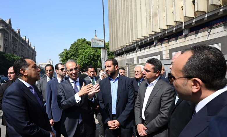 مدبولي يتفقد سنترال رمسيس ويستعرض تقريرا مع وزير الاتصالات بشأن عودة مختلف الخدمات