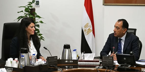 مدبولي يتابع مع وزيرة التخطيط والتنمية الاقتصادية والتعاون الدولي استعدادات إطلاق السردية الوطنية للتنمية الاقتصادية: السياسات الداعمة للنمو والتشغيل