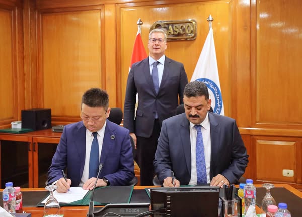 وزير البترول يشهد مذكرة تفاهم بين "هيئة الثروة المعدنية والصناعات التعدينية" و"شركة آسيا بوتاش الصينية"