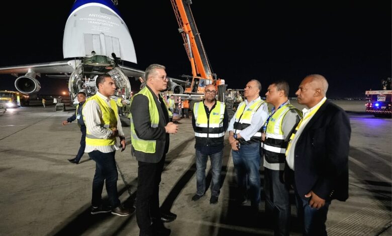 وزير البترول يشهد وصول ذراع التحميل البحري الأخير Loading Arm إلى مطار القاهرة