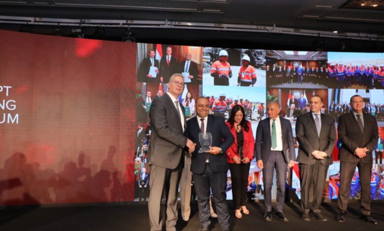 وزير البترول يكرم مجموعة من الوزراء وكبار المسئولين على دورهم كشركاء للعمل التكاملي