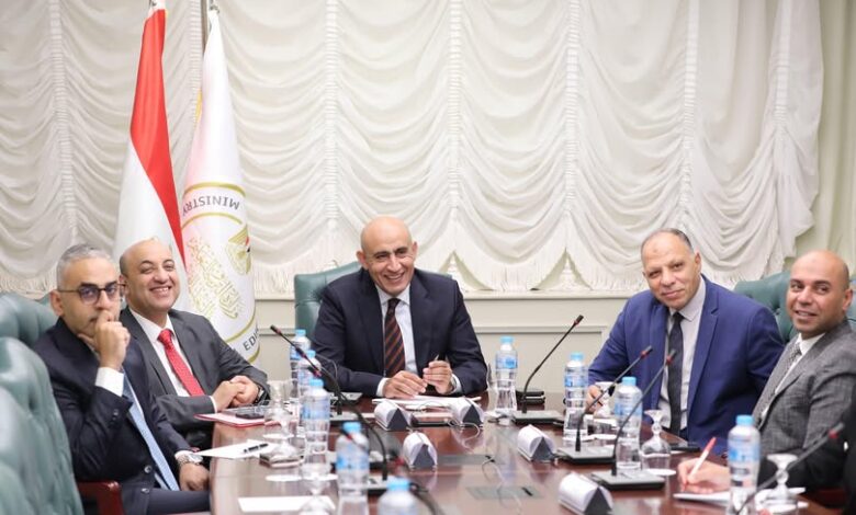 وزير التربية والتعليم يعقد اجتماعًا مع مديري المديريات التعليمية لاستعراض الاجراءات والترتيبات النهائية