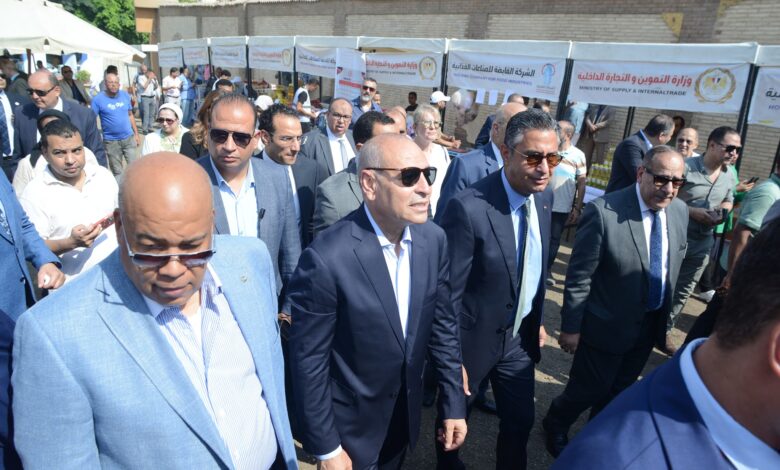وزير التموين والتجارة الداخلية ومحافظ القاهرة يفتتحان سوق اليوم الواحد بمنطقة الجمالية
