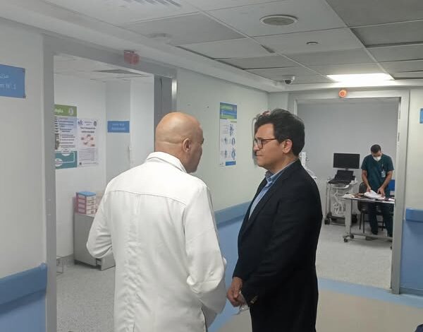 وزير الثقافة يزور الكاتب الكبير صنع الله إبراهيم بعد نقله إلى معهد ناصر للاطمئنان على صحته