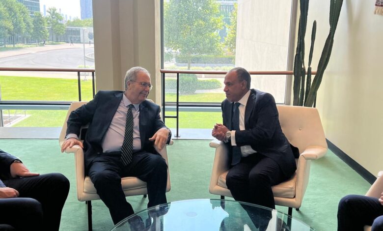 وزير الخارجية والهجرة يجتمع بنائب رئيس الوزراء اللبناني