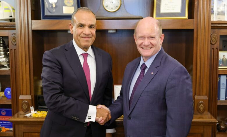 وزير الخارجية يلتقي السيناتور كريس كونز زعيم الأقلية باللجنة الفرعية