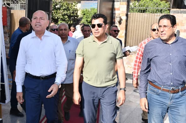 وزير الرياضة ومحافظ القاهرة يتفقدان المركز الرياضي بشبرا