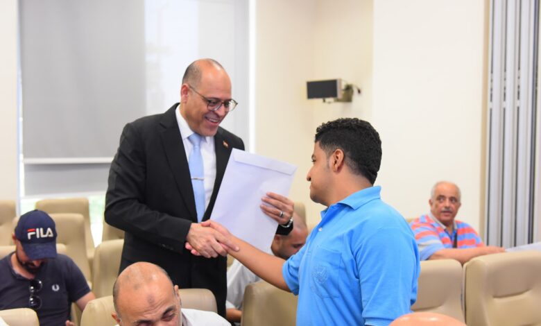 وزير العمل يُسلم عقود جديدة لذوي همم بالقاهرة لدمجهم في سوق العمل