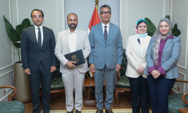 وزير التموين والتجارة الداخلية يكرم صاحب أفضل فكرة عبر "منصة حوار" والمتعلقة بتتبع السلع الغذائية