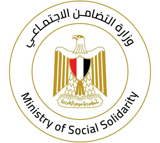 د. مايا مرسي توجه فريق التدخل السريع بتقديم الرعاية اللازمة لفتاة بلا مأوى بالجيزة