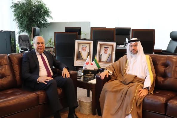 الحفني يبحث مع رئيس الإدارة العامة للطيران المدني الكويتي سبل تعزيز التعاون وتوسيع آفاق الشراكة في مجال صناعة النقل الجوي