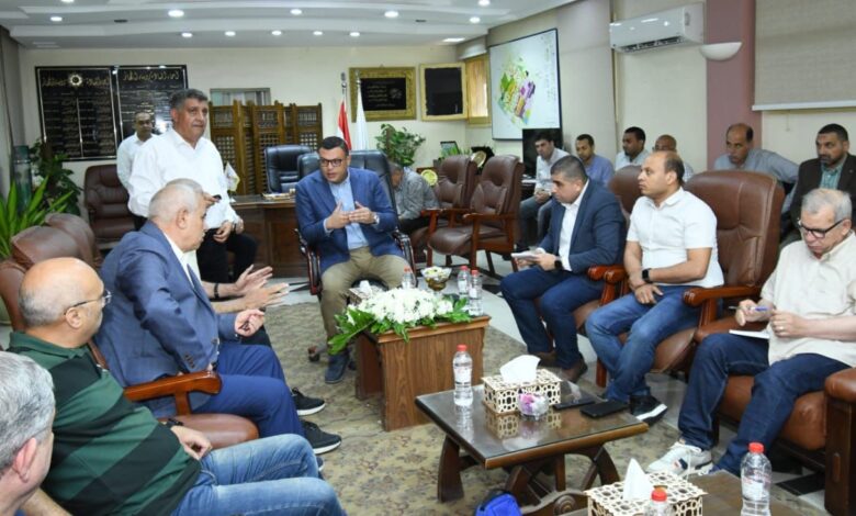 الشربيني يعقد اجتماعًا بمقر جهاز مدينة السادات لمتابعة سير العمل بمختلف القطاعات بالمدينة