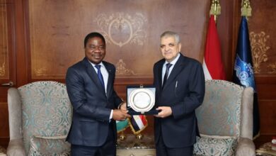 الفريق ربيع يبحث سبل التعاون الثنائي مع السفير الإيفواري في مجالات تطوير الموانئ والتدريب