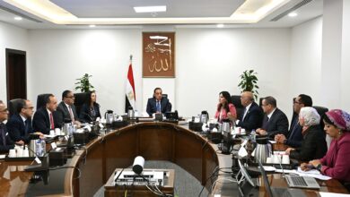 رئيس الوزراء يستعرض الاستراتيجية الوطنية للحرف اليدوية (2025 – 2030)