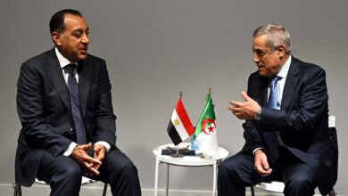 رئيس الوزراء يلتقى نظيره الجزائرى