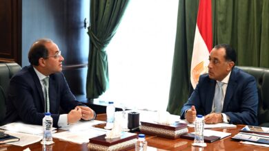 رئيس الوزراء يُتابع مع وزير المالية موقف سداد المستحقات المتأخرة للمصدرين