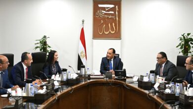 رئيس الوزراء يُتابع مع وزيرة التضامن الاجتماعي ملفات عمل الوزارة