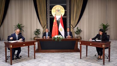 مدبولي ورئيس مجلس الدولة الصيني يشهدان مراسم توقيع مجموعة وثائق لتعزيز التعاون المشترك بين البلدين بعددٍ من المجالات المختلفة