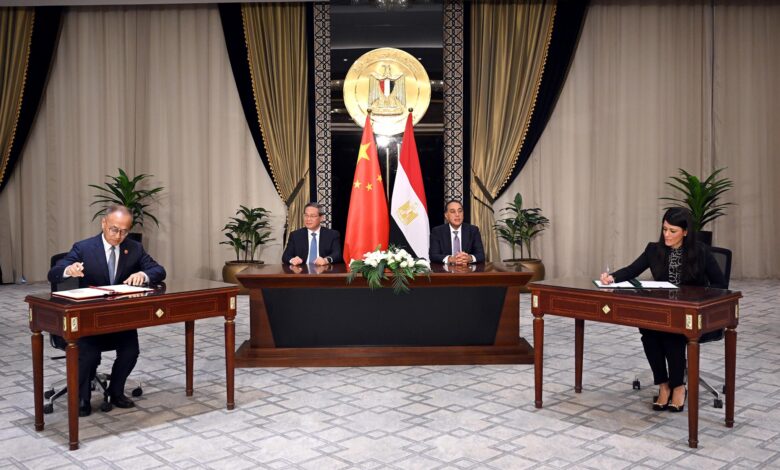 مدبولي ورئيس مجلس الدولة الصيني يشهدان مراسم توقيع مجموعة وثائق لتعزيز التعاون المشترك بين البلدين بعددٍ من المجالات المختلفة