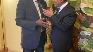 وزير الخارجية والهجرة يلتقي مع وزير خارجية المملكة المتحدة