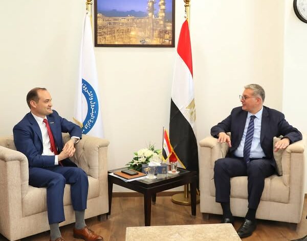 وزير البترول يلتقي النائب الأول لرئيس شركة أباتشي الأمريكية ورئيس شركة خالدة للبترول "شركة العمليات المشتركة بين قطاع البترول وأباتشي"