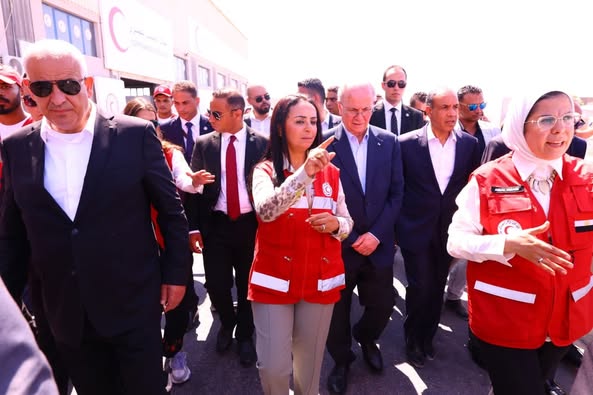 وزيرا "التضامن الاجتماعي" و"الخارجية" يصطحبان رئيس الوزراء الفلسطيني في زيارة للمركز اللوجستي للهلال الأحمر المصري بالعريش