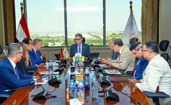 فاروق يجتمع مع رئيس مجلس إدارة شركة السكر والصناعات التكاملية لمتابعة خطط التطوير