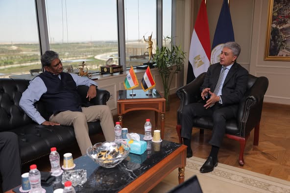 وزير السياحة والآثار وسفير الهند بالقاهرة يبحثان دفع أواصر التعاون المشترك بين البلدين في مجالي السياحة والآثار