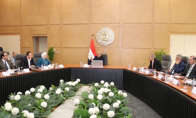 وزير الكهرباء يجتمع برؤساء شركات الإنتاج والنقل والتوزيع.. ويوجه بمواصلة تنفيذ خطة مجابهة ارتفاع الأحمال وزيادة الاستهلاك لتأمين الشبكة الموحدة وضمان استقرار التغذية الكهربائية