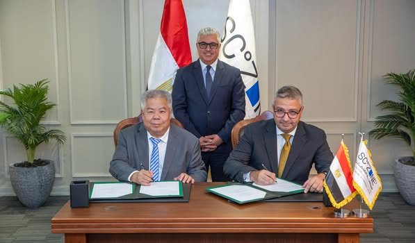 رئيس اقتصادية قناة السويس يوقع مشروع جيانغسو زيونج الصينية لإنتاج الأرضيات وألواح الجدران