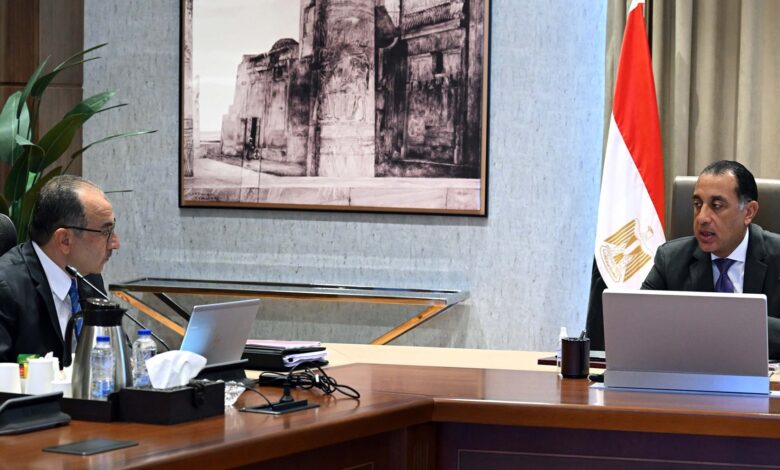 رئيس الوزراء يتابع مع وزير قطاع الأعمال العام الموقف التنفيذي لمشروع تطوير صناعة الغزل والنسيج