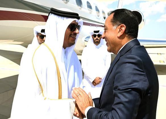 رئيس الوزراء يستقبل رئيس مجلس الوزراء وزير الخارجية بدولة قطر بمطار العلمين الدولي