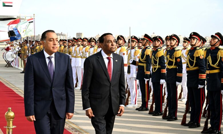 رئيس الوزراء يستقبل نظيره السوداني بمطار القاهرة الدولي