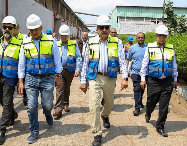 شيمي يواصل جولاته الميدانية ويتفقد مصانع شركة طنطا للكتان والزيوت