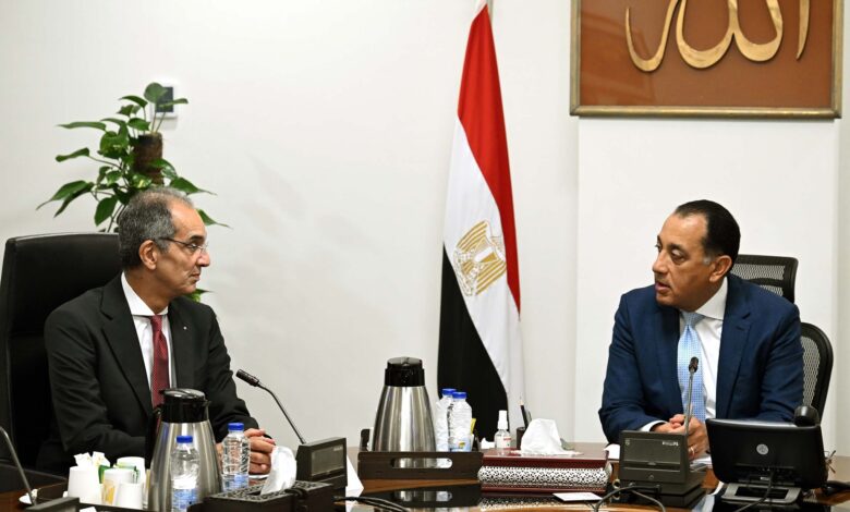 رئيس الوزراء يلتقى وزير الاتصالات وتكنولوجيا المعلومات لمتابعة عدد من ملفات عمل الوزارة